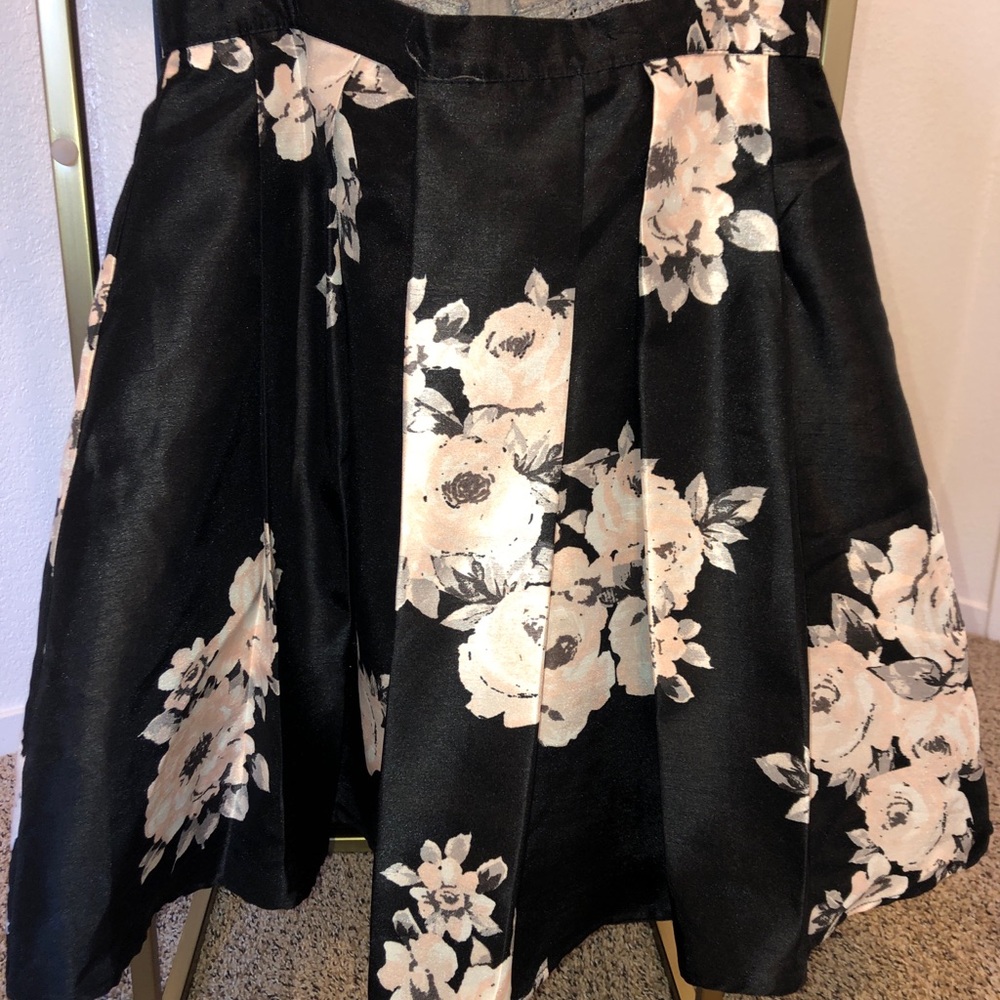 Two piece outfit. Crop top and skirt. - Picture 6 of 7